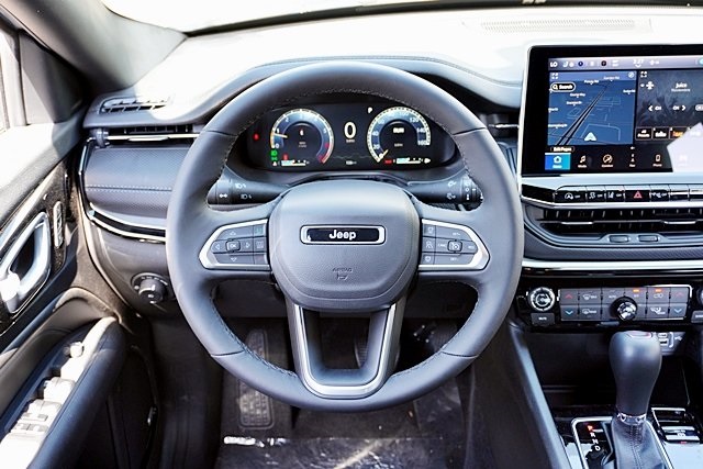 New 2025 Silver Zynith Metallic Clear-Coat Exterior Paint Jeep Limited image 23