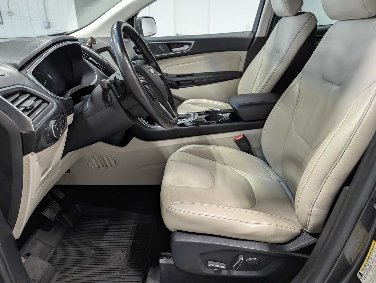 2017 Ford Edge Titanium photo 4