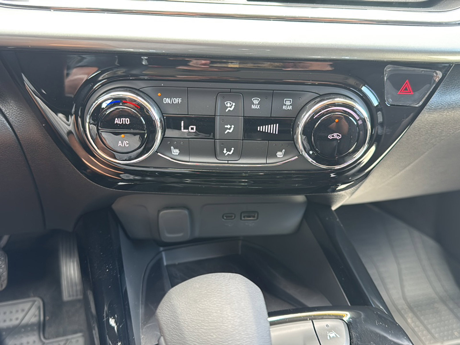 2025 Chevrolet Trax LT photo 33