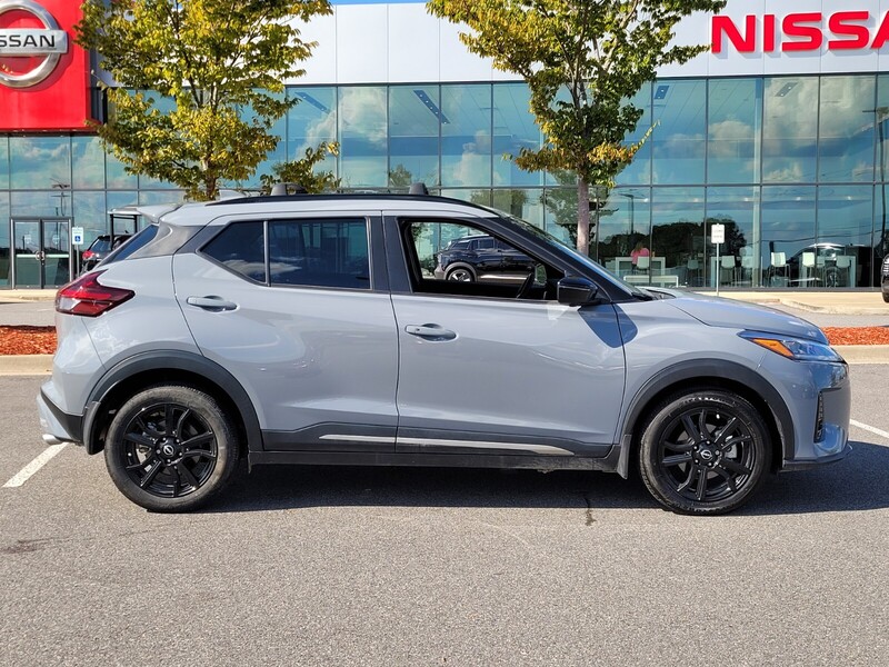 2024 Nissan Kicks SR photo 2