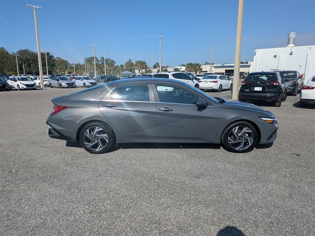 2024 Hyundai Elantra Limited photo 2