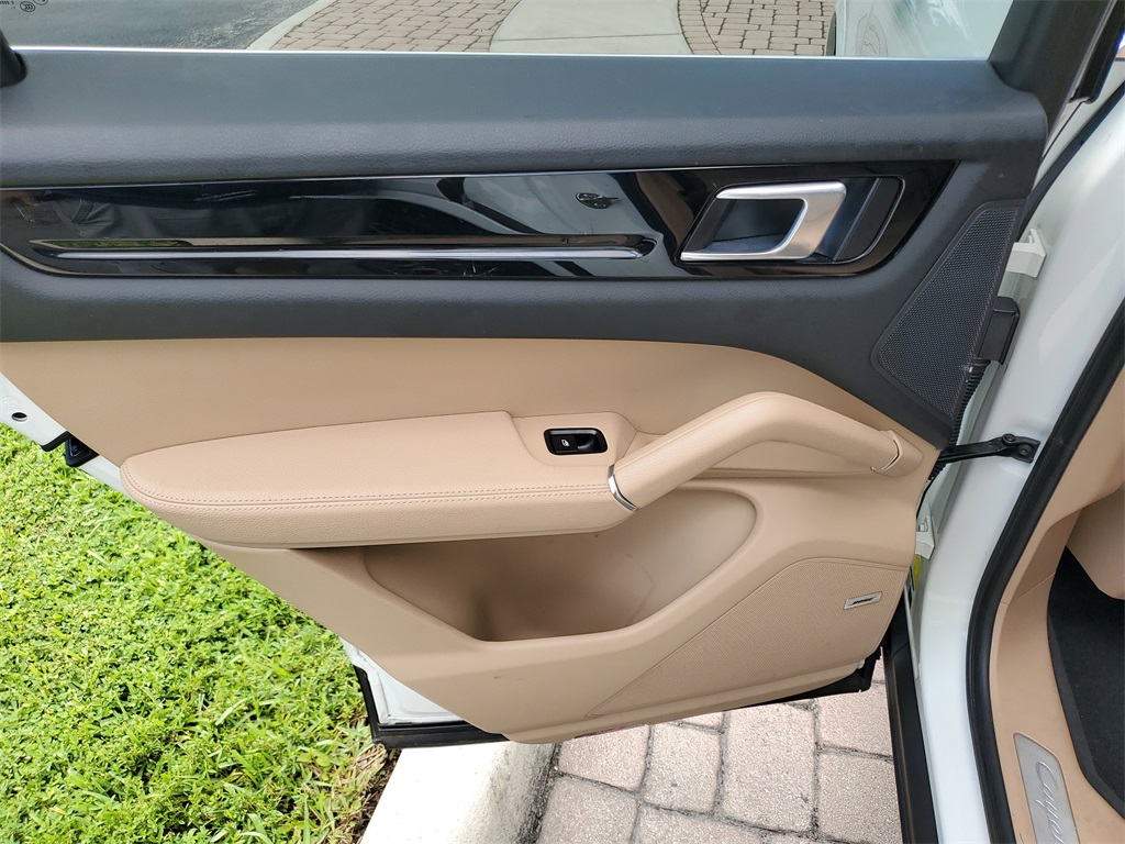 2022 Porsche Cayenne Platinum Edition photo 9