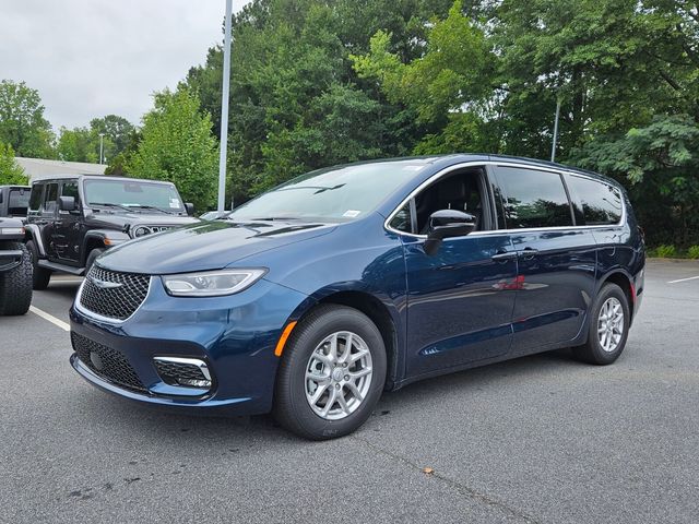 2025 Chrysler Pacifica photo 3