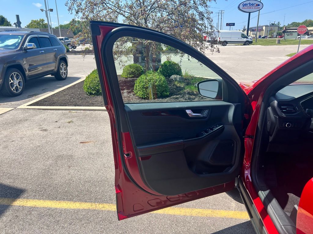 2025 Ford Escape ST-Line photo 14