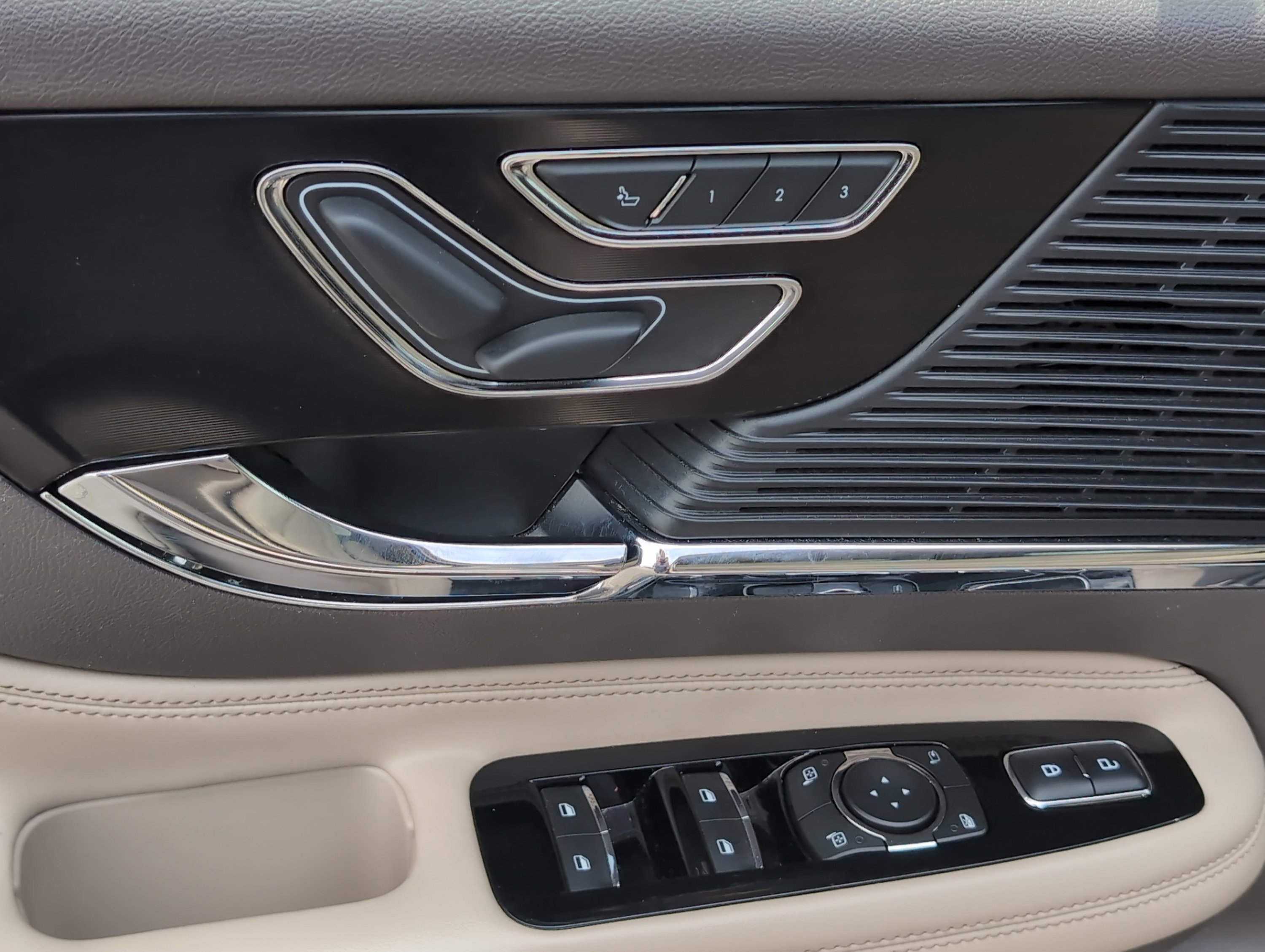 2020 Lincoln Corsair Standard photo 13