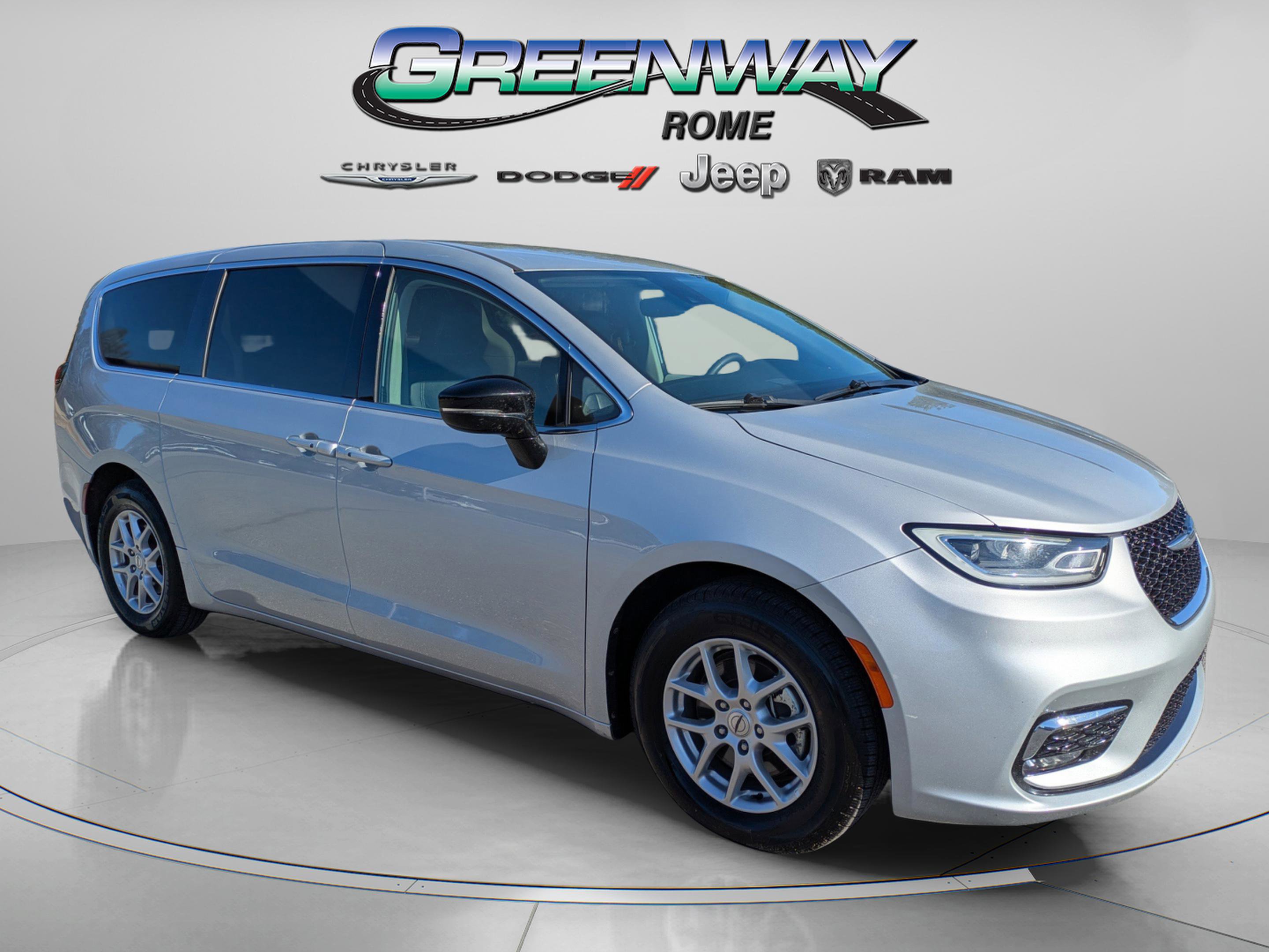 2024 Chrysler Pacifica Touring L's photo