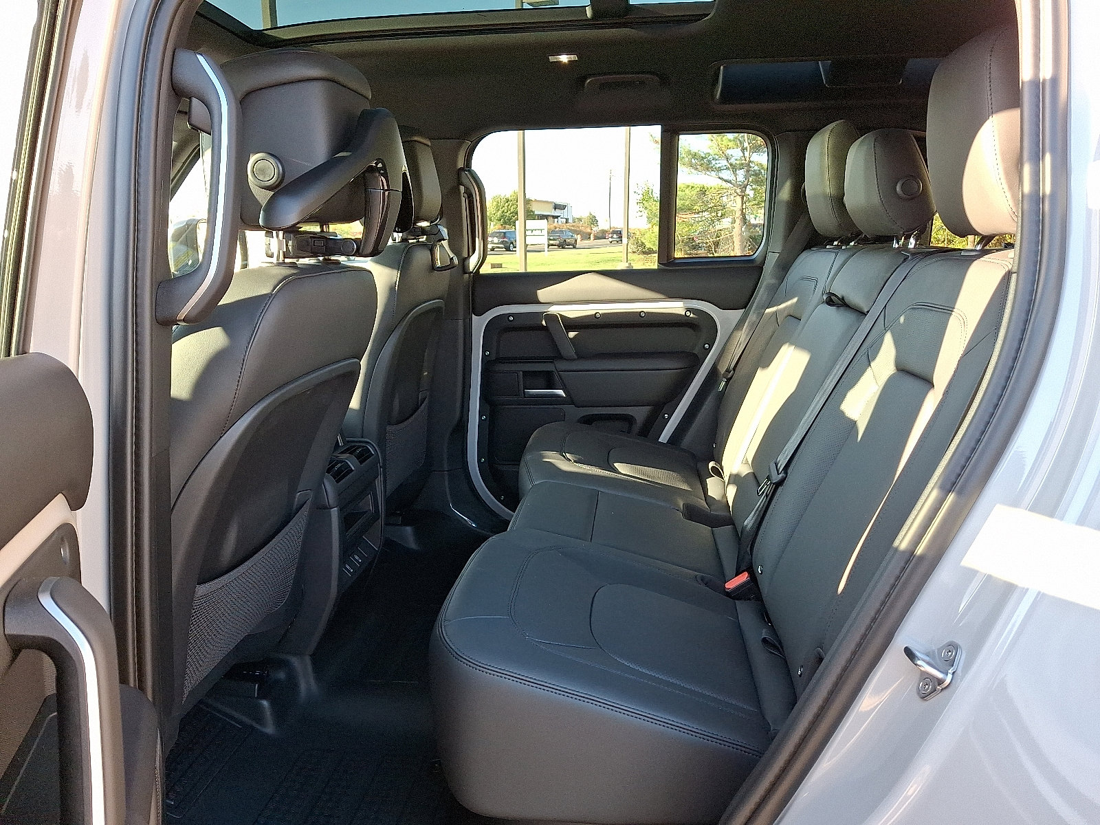 2026 Land Rover Defender 110 X-Dynamic SE photo 8