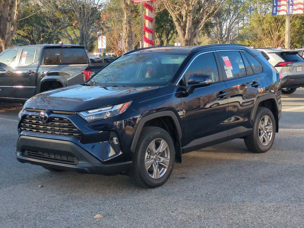 2025 Toyota RAV4 XLE's photo