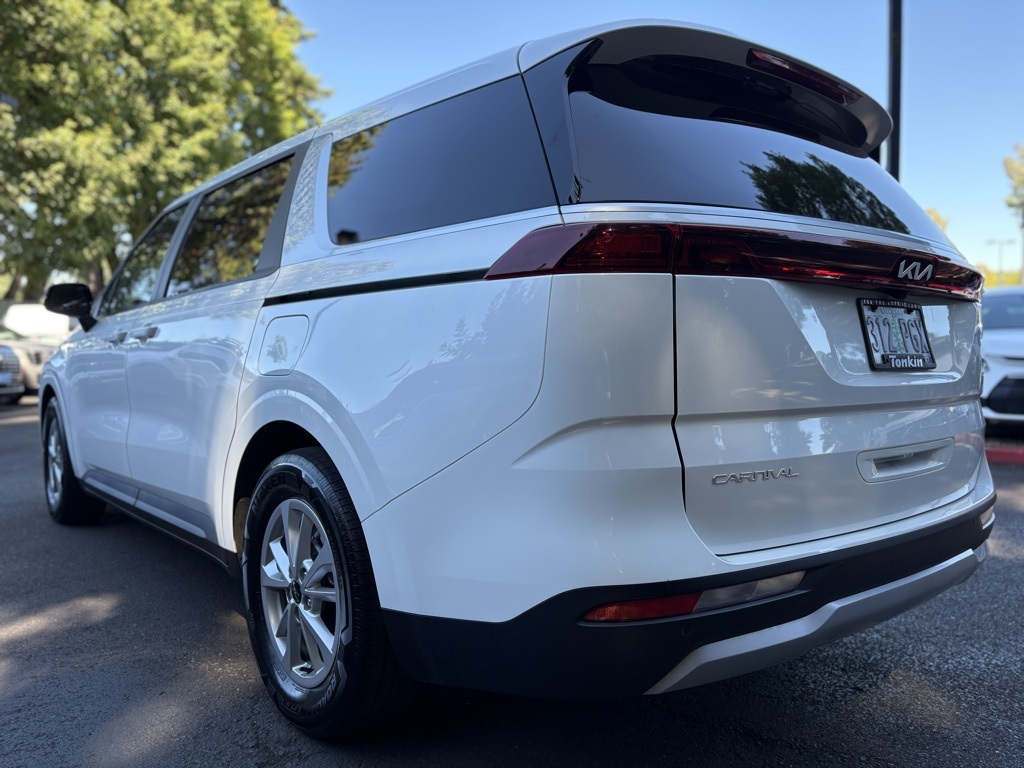2024 Kia Carnival LX photo 7