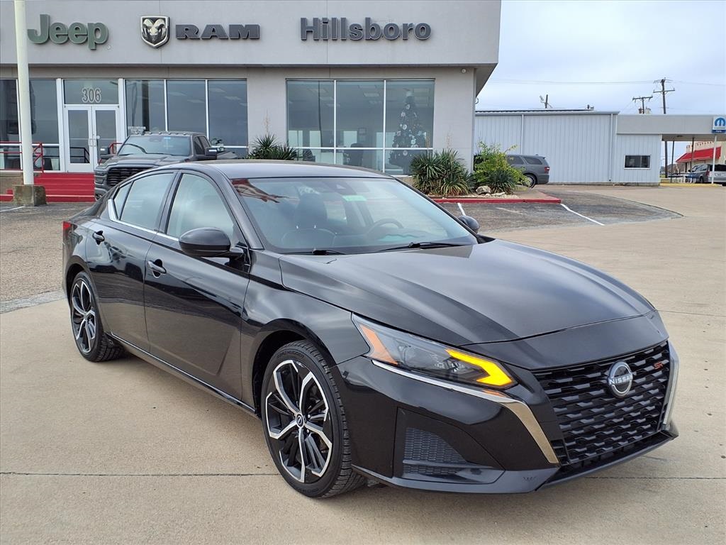 2023 Nissan Altima SR's photo