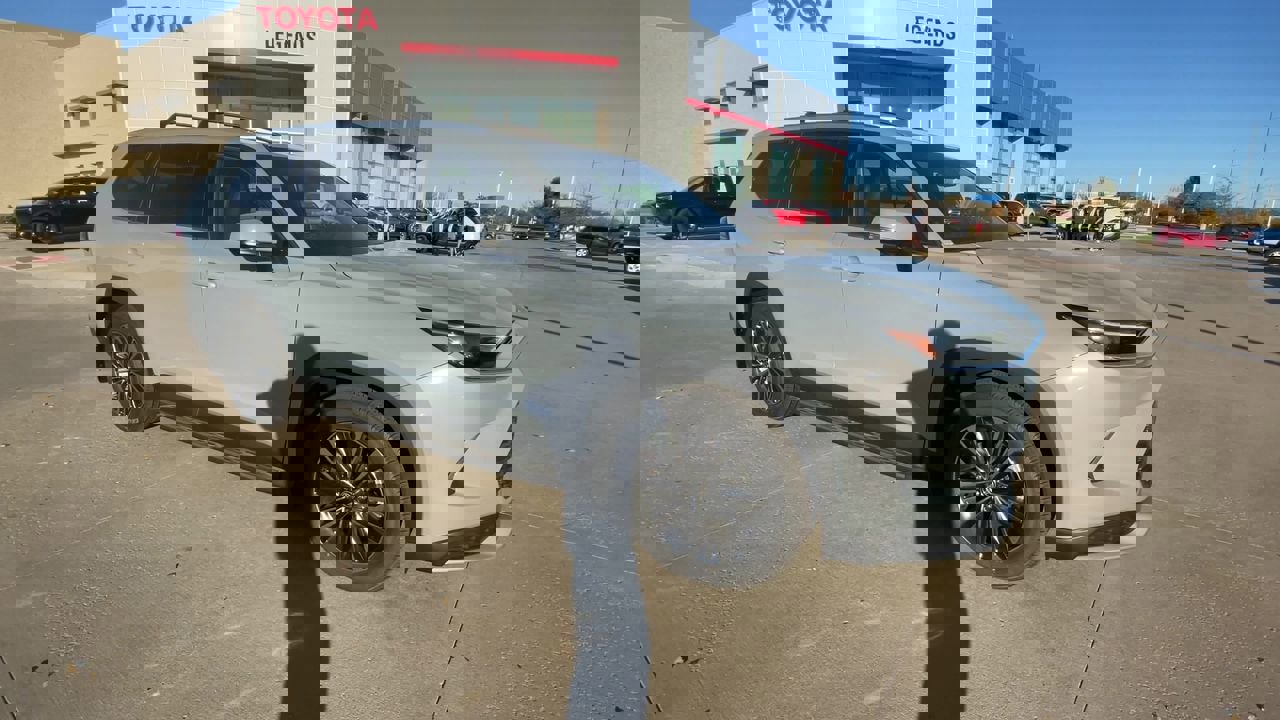 Used 2025 Toyota Grand Highlander Platinum with VIN 5TDADAB57SS025355 for sale in Kansas City