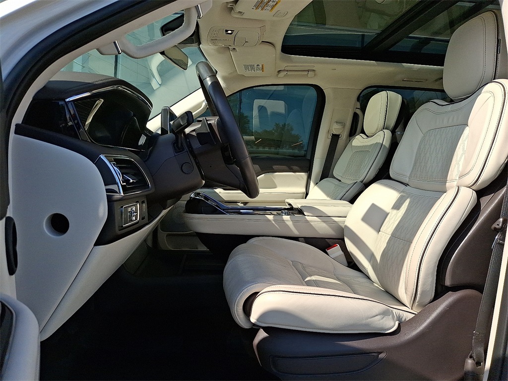 2023 Lincoln Navigator L photo 13