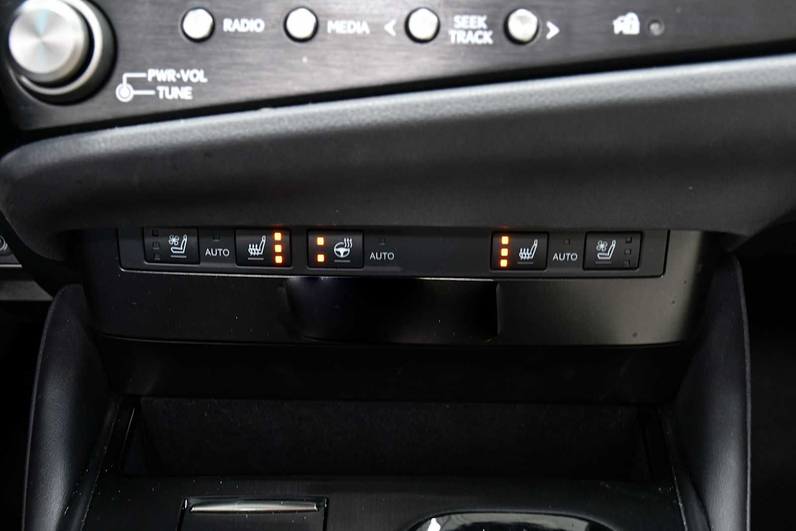 2024 Lexus ES 250 Premium photo 17