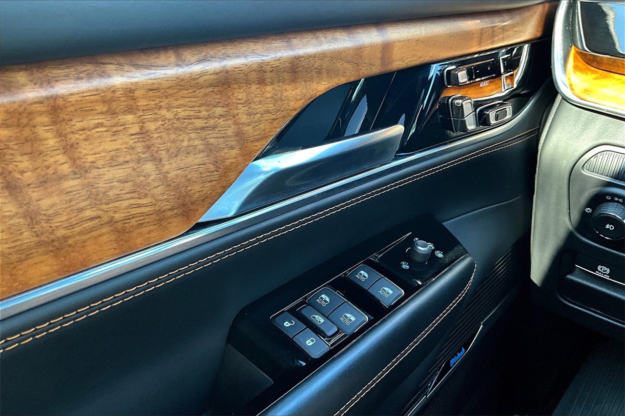 2024 Jeep Grand Wagoneer III photo 26