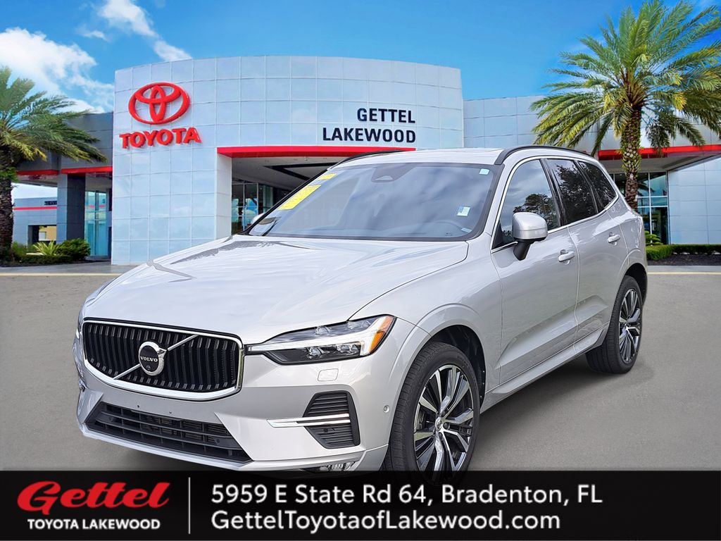 2022 Volvo XC60 Momentum's photo