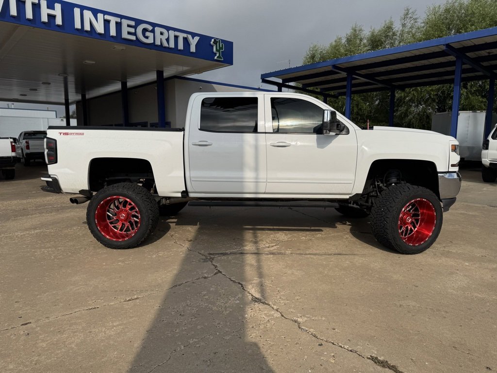 2018 Chevrolet Silverado 1500 LT photo 2
