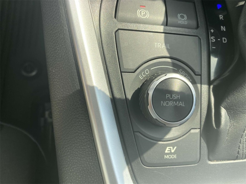 2021 Toyota RAV4 Hybrid XLE photo 21