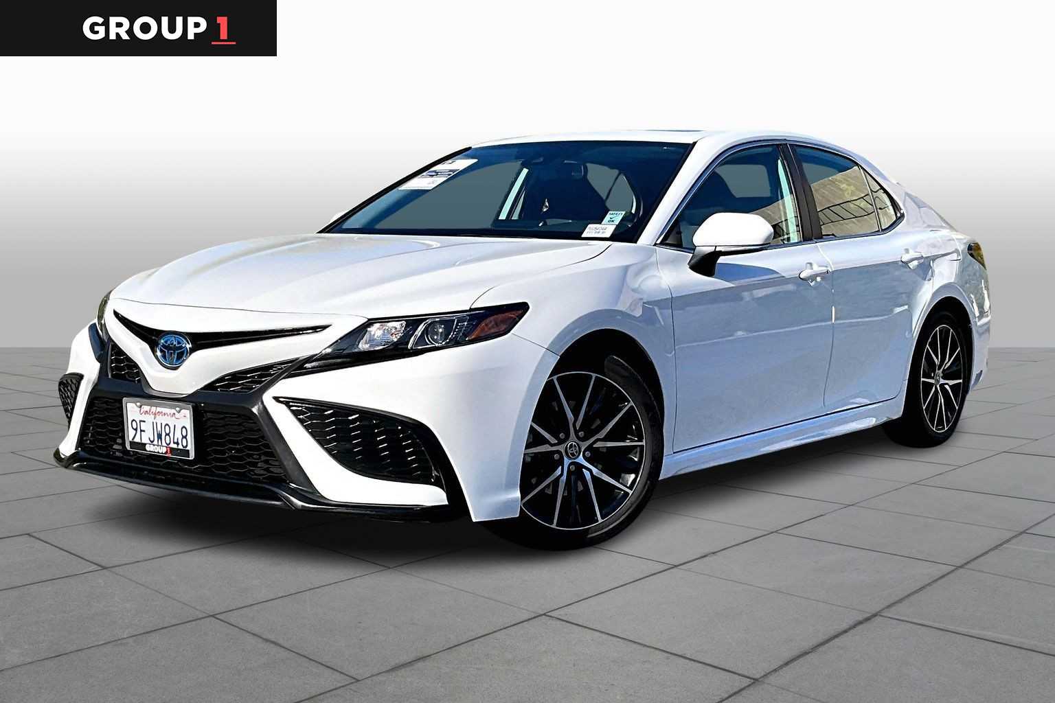 2023 Toyota Camry SE's photo