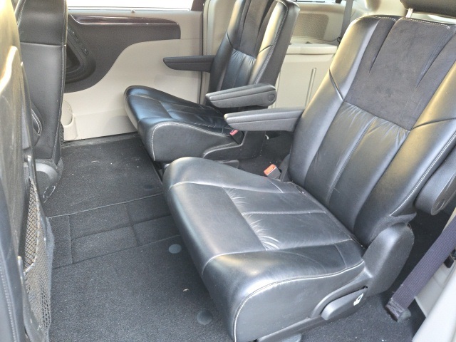 2015 Chrysler Town & Country Limited photo 9