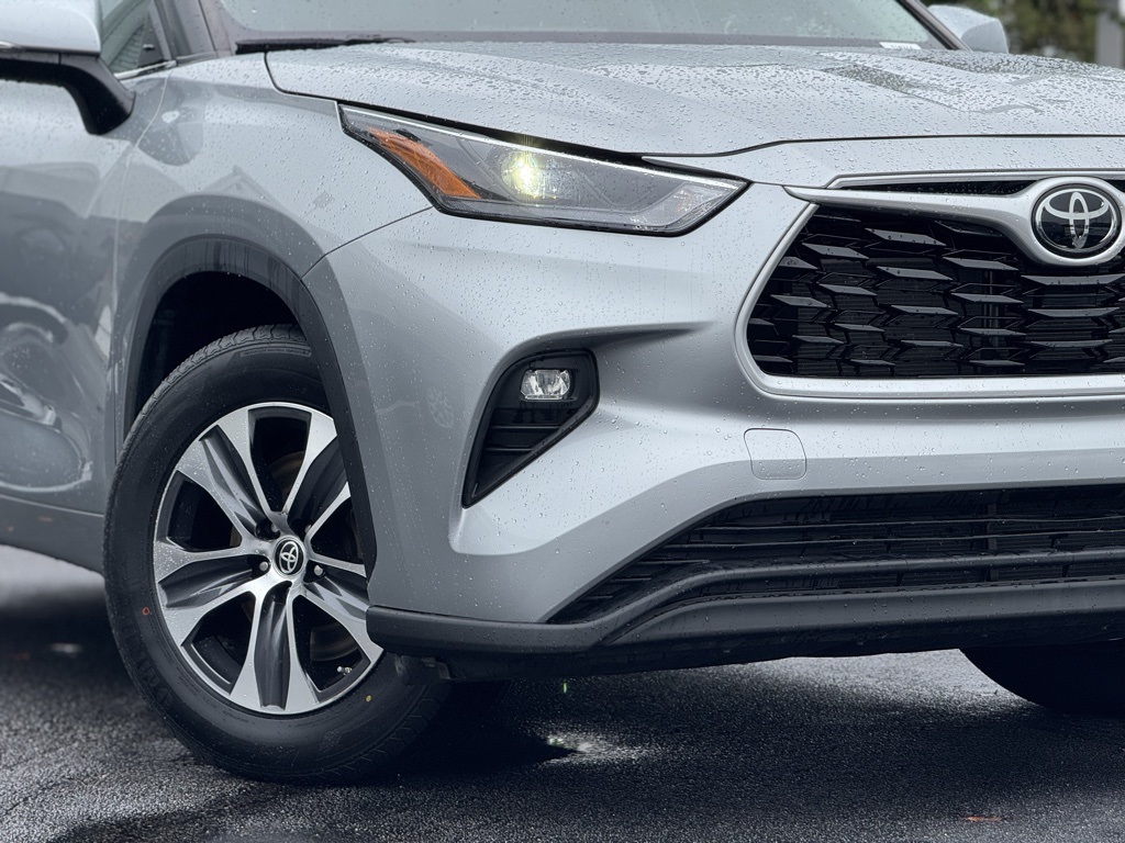 2024 Toyota Highlander XLE photo 2