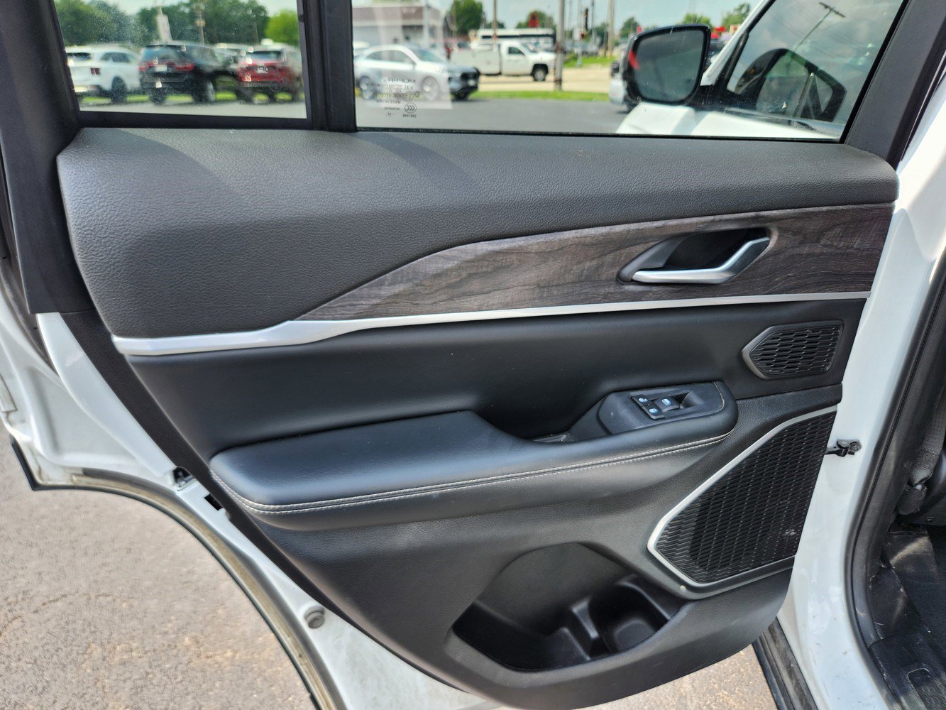 2023 Jeep Cherokee Base photo 40
