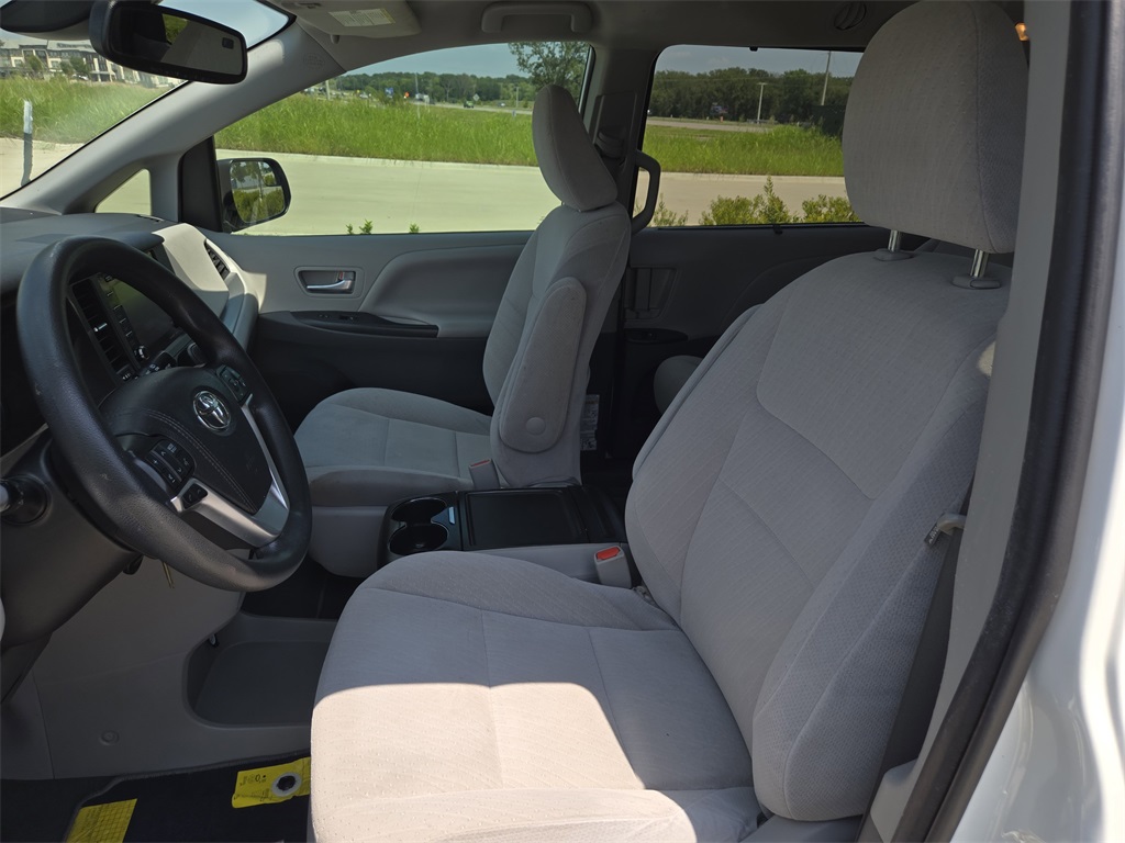 2020 Toyota Sienna LE photo 24