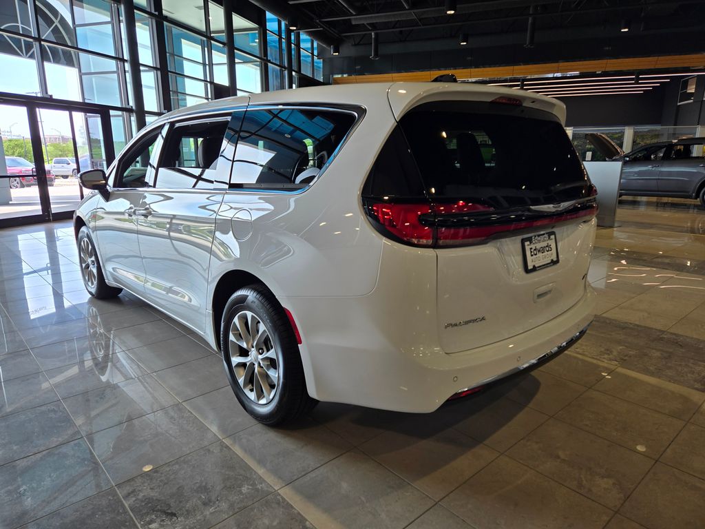 2025 Chrysler Pacifica photo 4