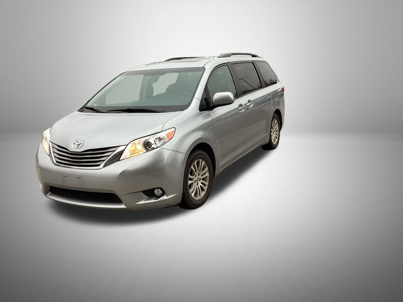 2016 Toyota Sienna XLE's photo
