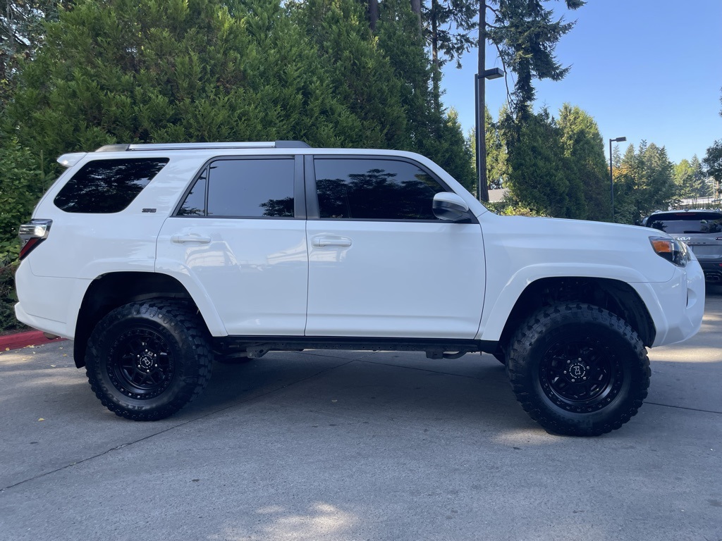 2022 Toyota 4Runner SR5 photo 2