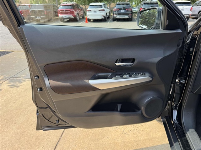 2019 Nissan Kicks SR photo 25