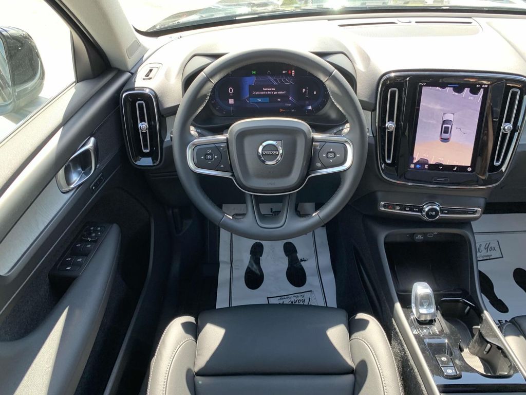 2025 Volvo XC40 AWD Plus photo 4