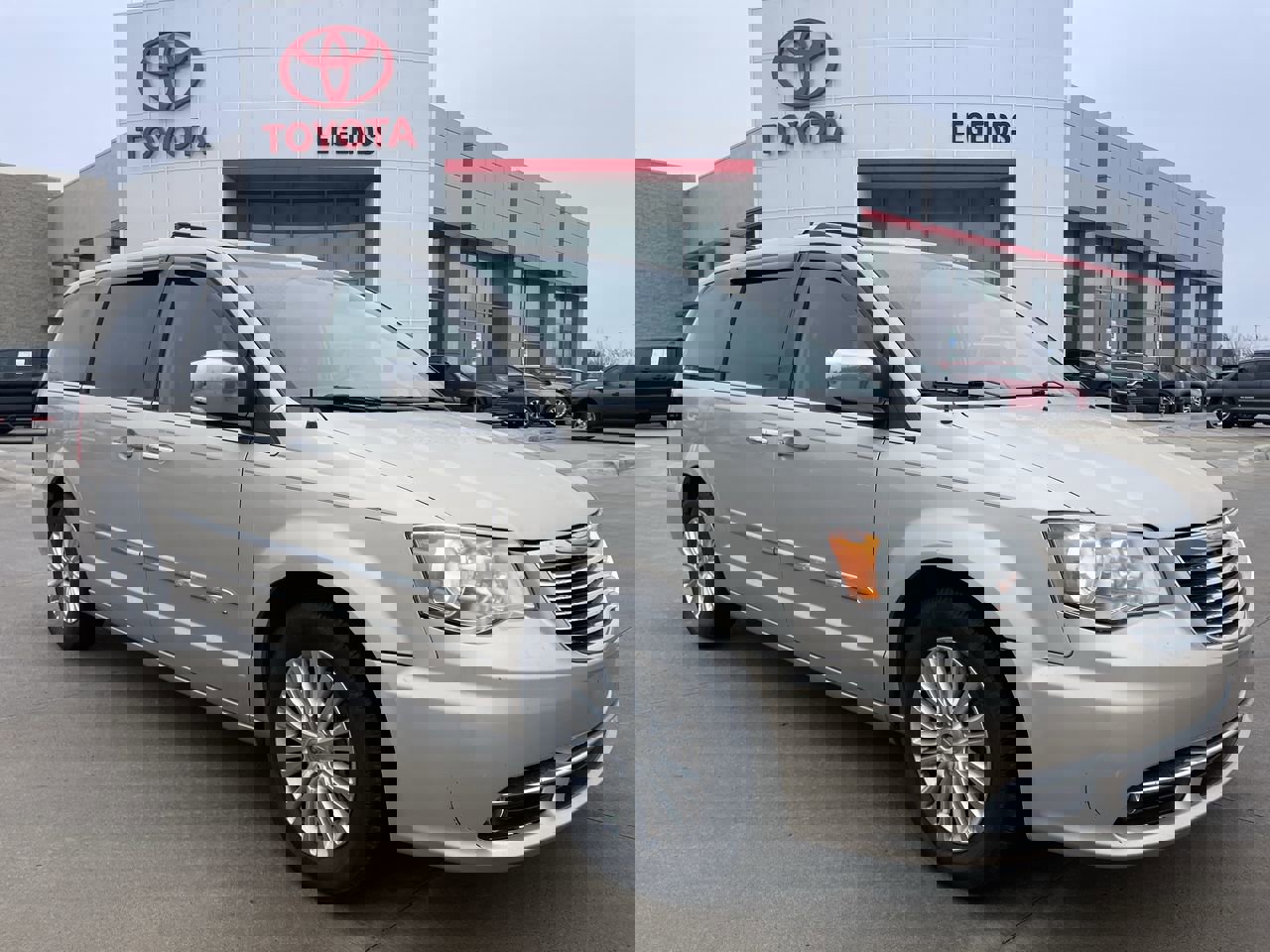 2016 Chrysler Town & Country Limited's photo