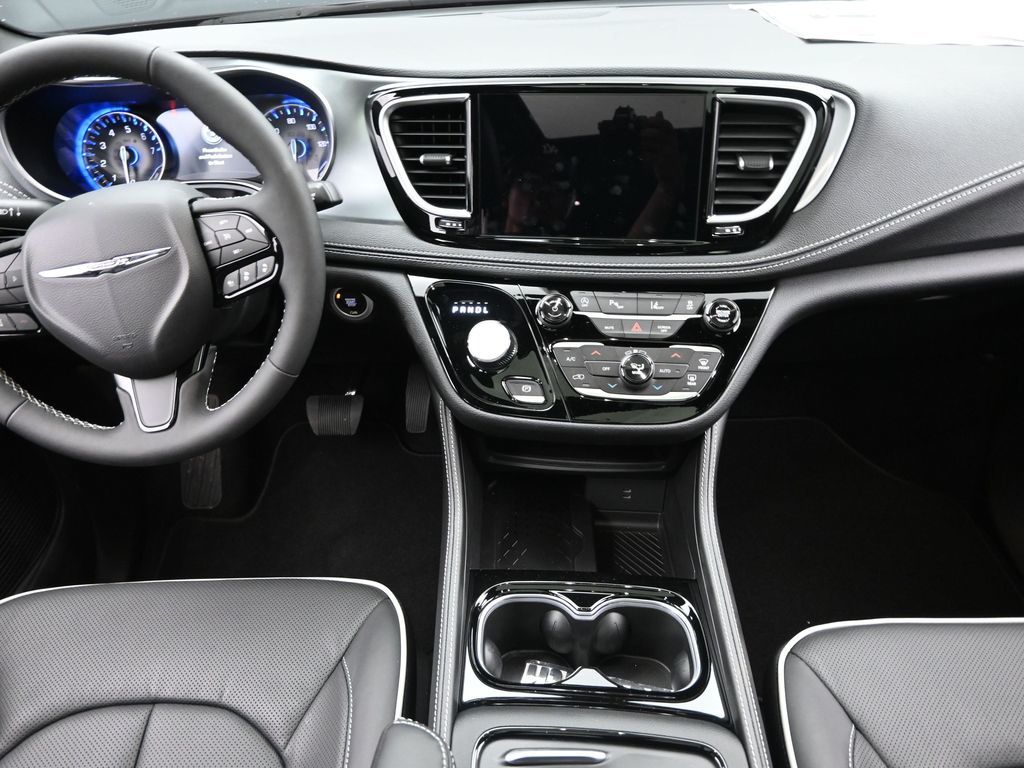 2026 Chrysler Pacifica Limited photo 9