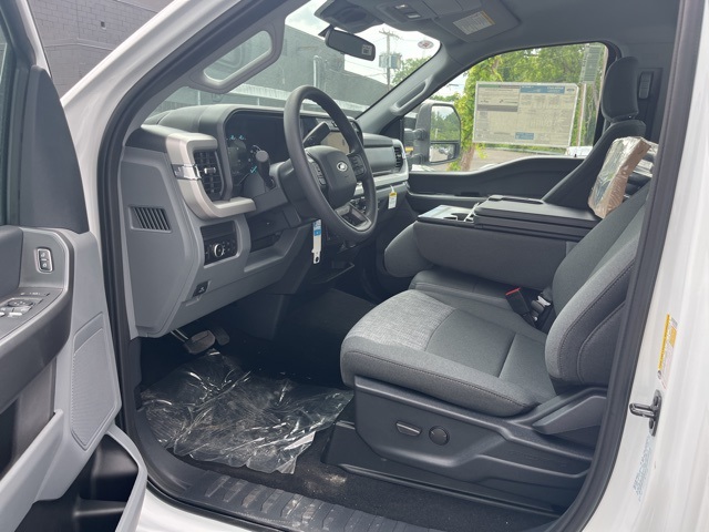 2025 Ford F-350 XLT photo 2