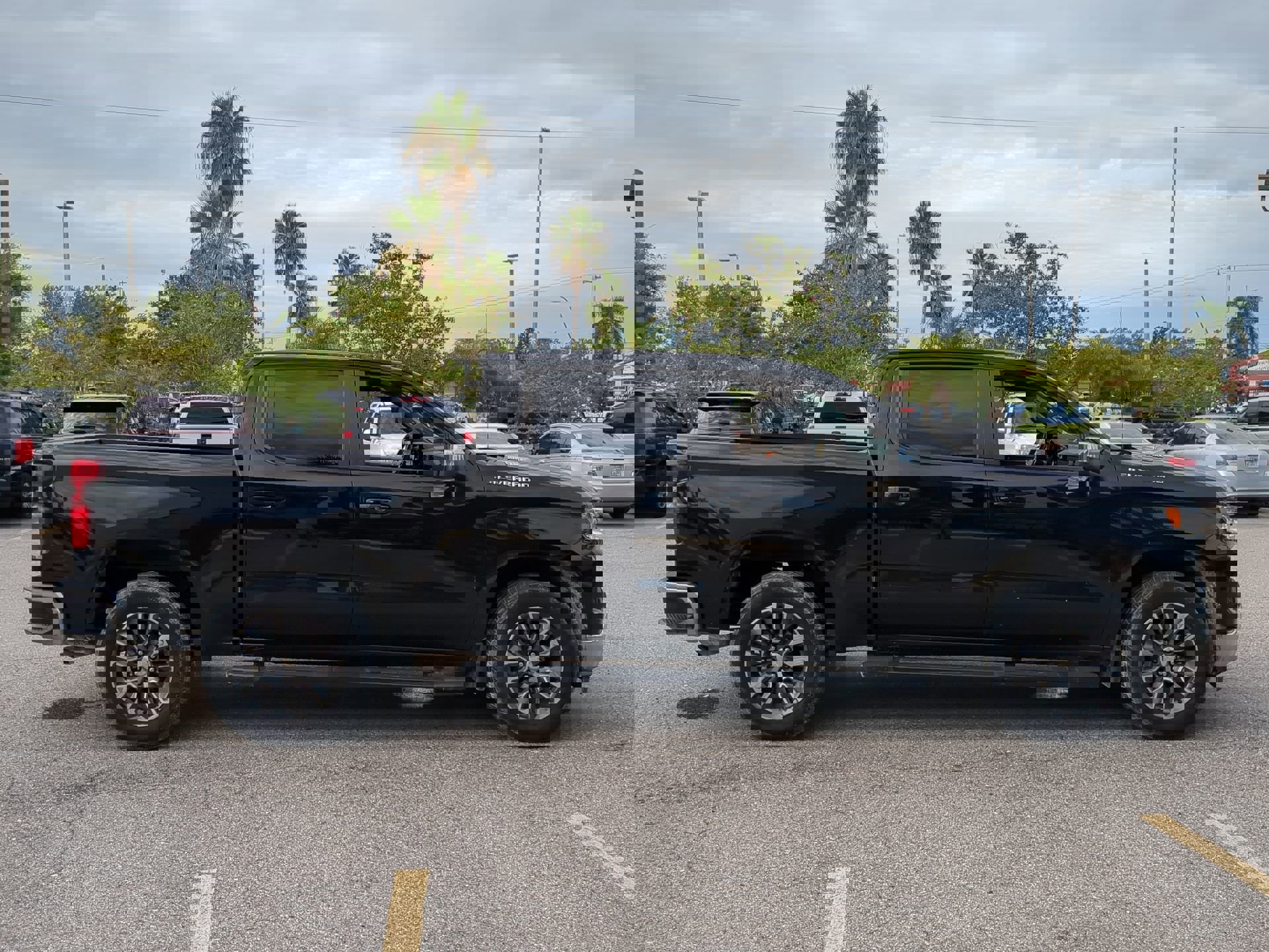 2022 Chevrolet Silverado 1500 LT photo 3