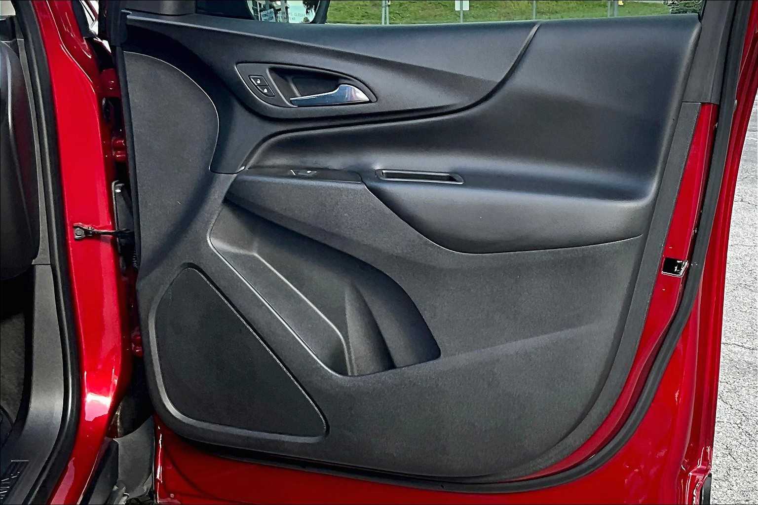 2020 Chevrolet Equinox LT photo 25