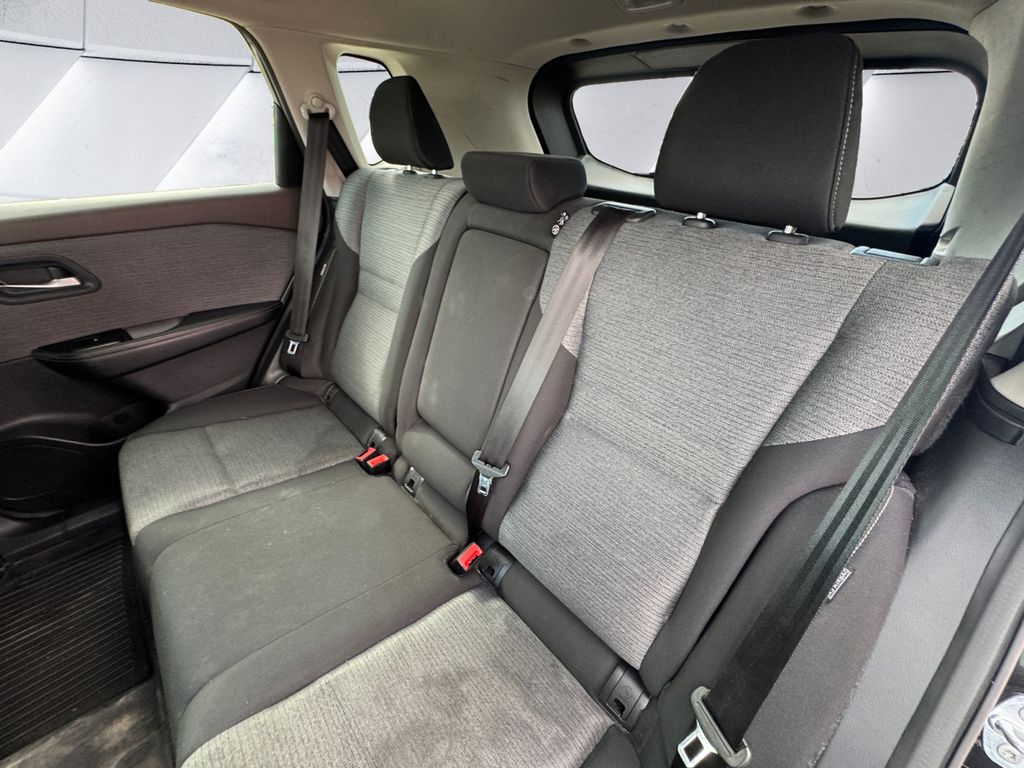 2022 Nissan Rogue SV photo 18