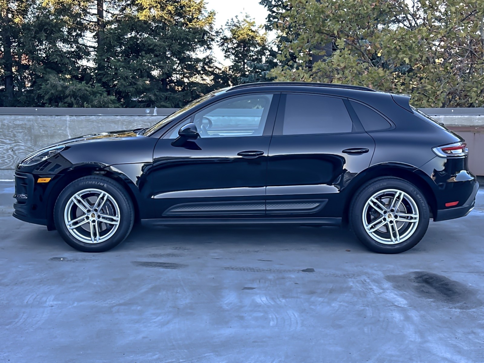 2023 Porsche Macan T photo 2