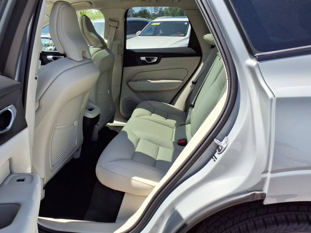 2025 Volvo XC60 Plus photo 12