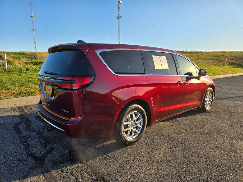 2023 Chrysler Pacifica Touring L photo 3