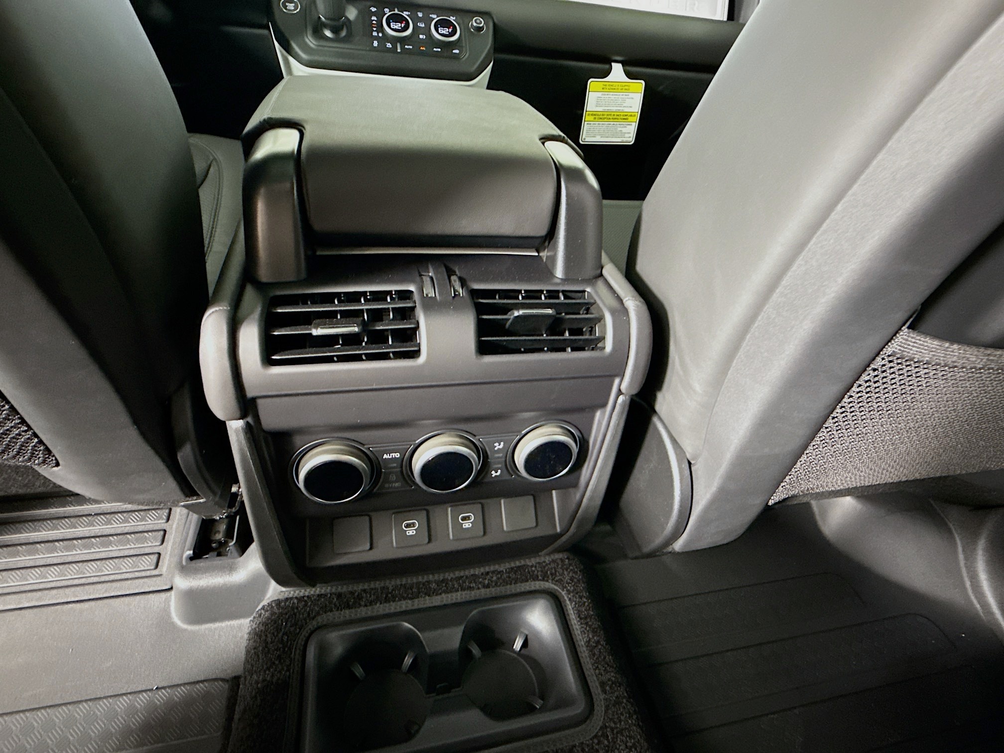 2025 Land Rover Defender 130 X-Dynamic SE photo 16