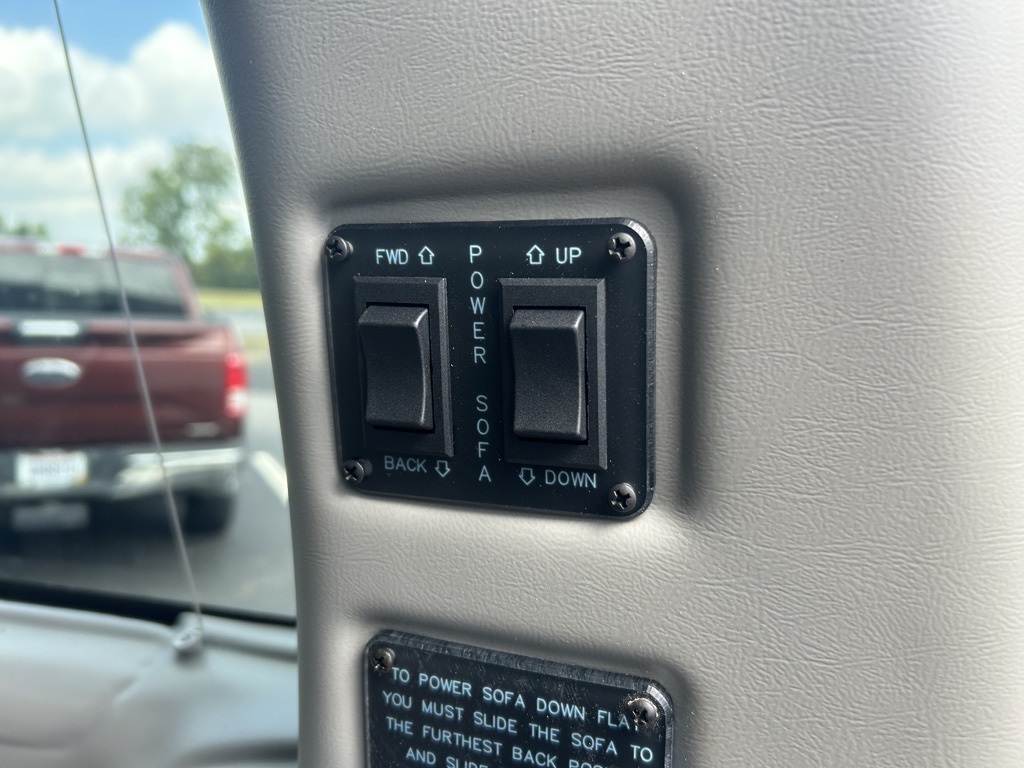2025 Gmc Savana photo 4