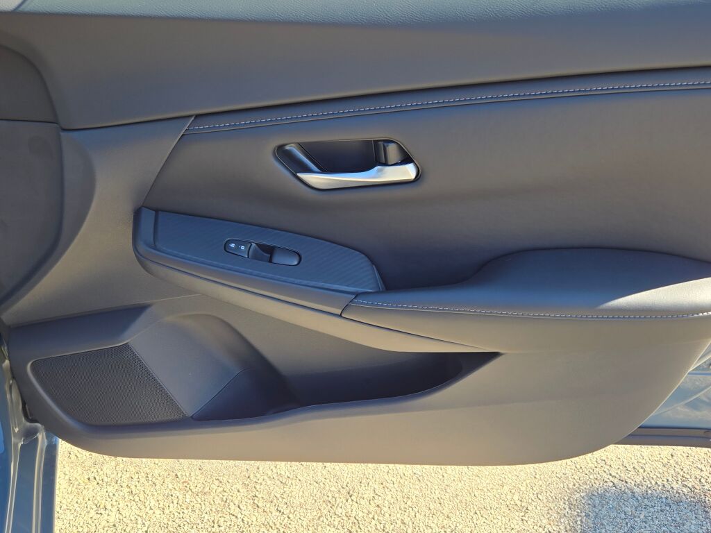 2025 Nissan Sentra SV photo 4