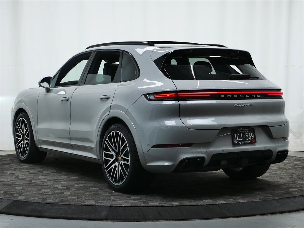 2024 Porsche Cayenne S photo 3