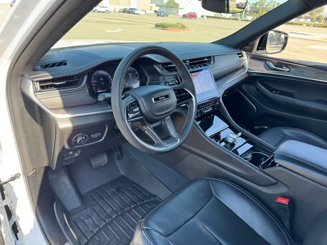 2023 Jeep Grand Cherokee Overland photo 6