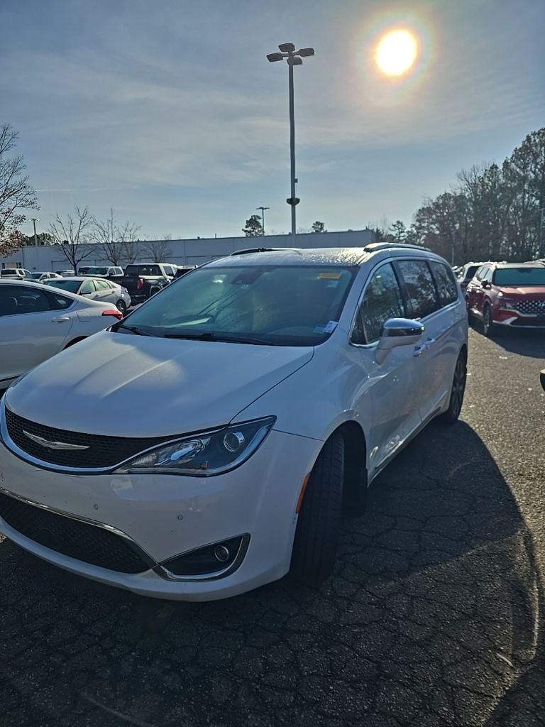 2017 Chrysler Pacifica Limited's photo