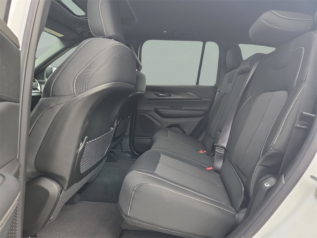 2025 Jeep Grand Cherokee Laredo photo 17
