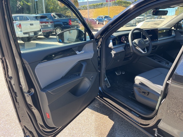 2026 Volkswagen Tiguan SE R-Line Black photo 4