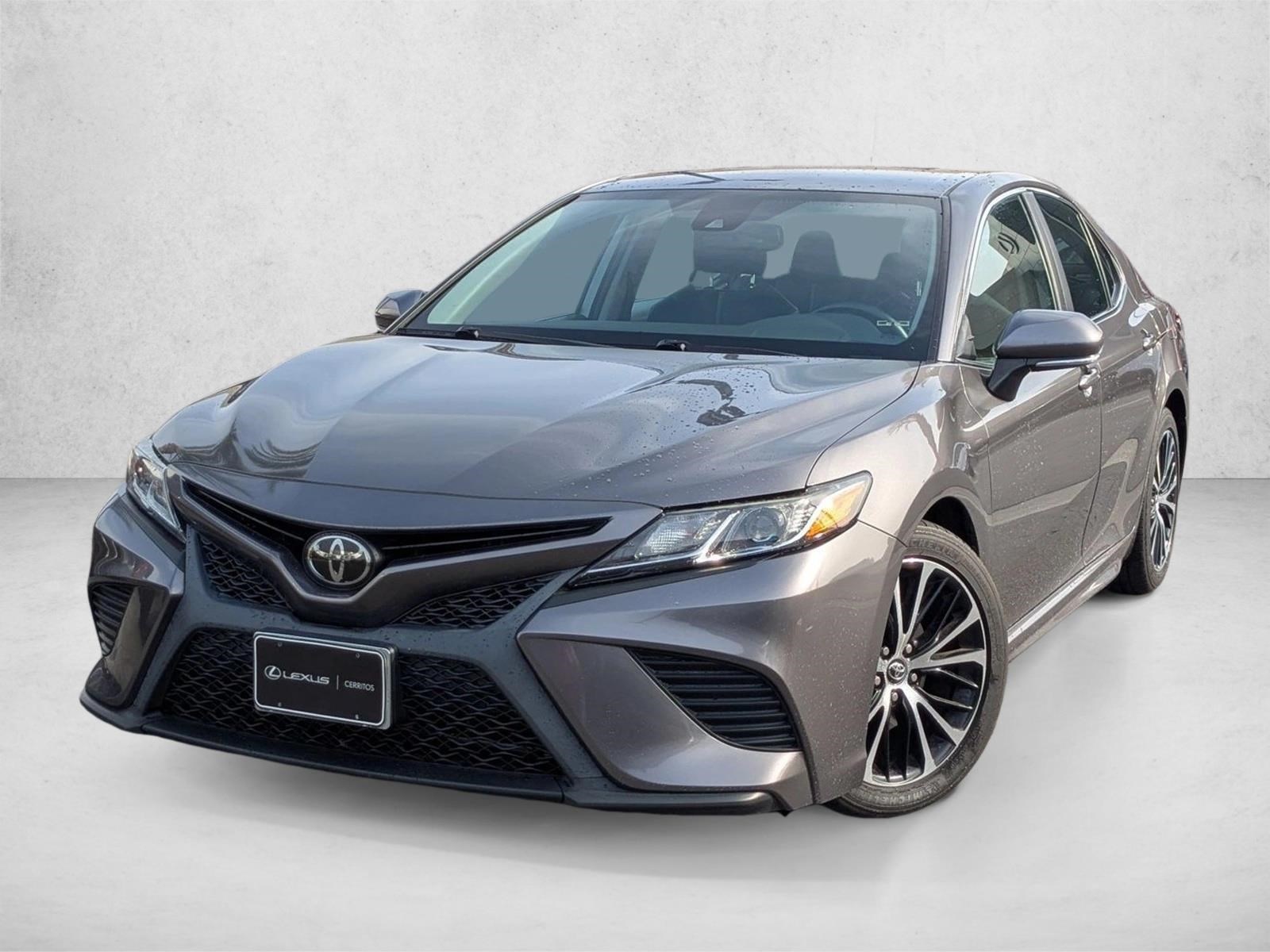 2019 Toyota Camry SE's photo