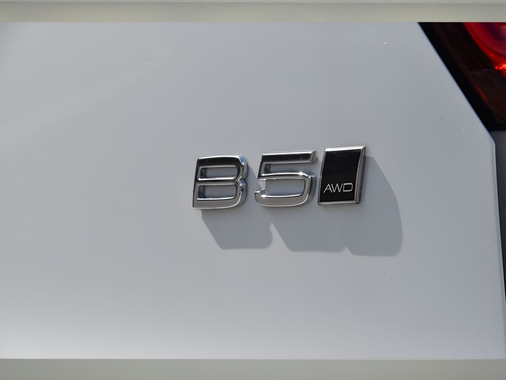 2025 Volvo XC40 photo 25